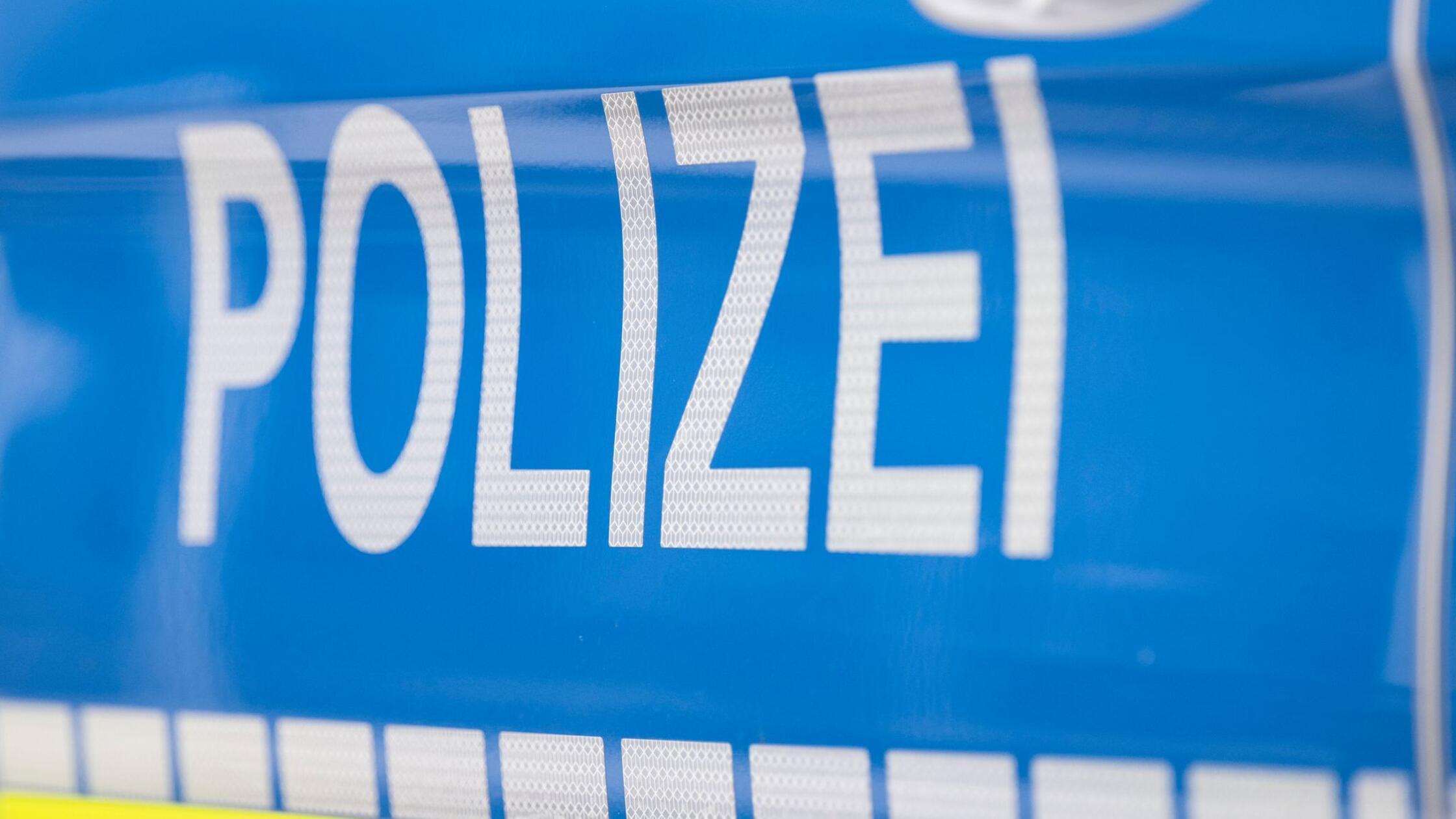 Der Schriftzug «Polizei» ist auf einem Streifenwag