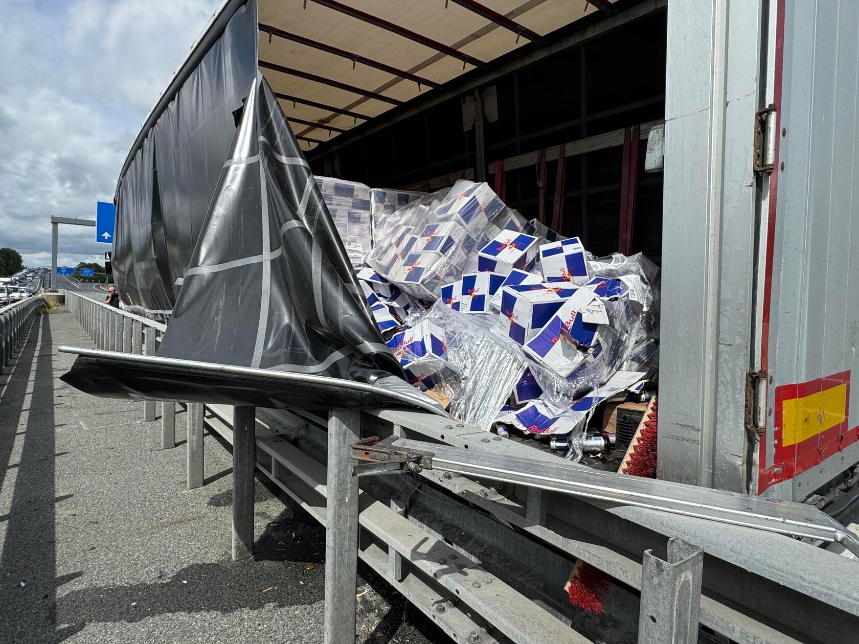 Dabei verlor der 40-Tonner große Teile seiner Ladung.