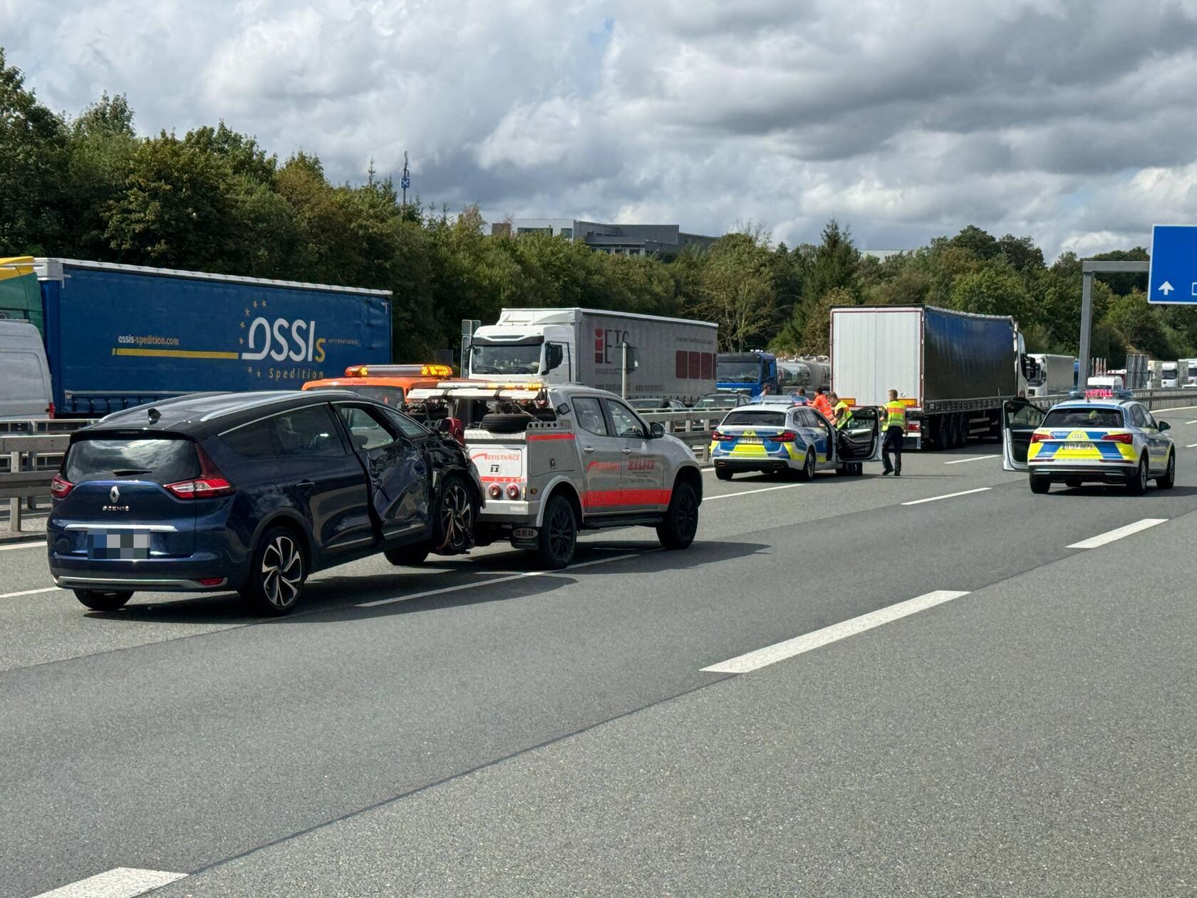 Die A9 ist in diesem Bereich voll gesperrt, die Sperrung dürfte laut Polizei noch mindestens ein bis zwei Stunden andauern.