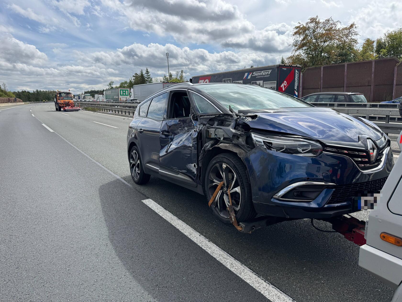 Der Lastwagen kollidierte auch mit einem Renault. Verletzte gibt es nach aktuellem Stand aber keine.