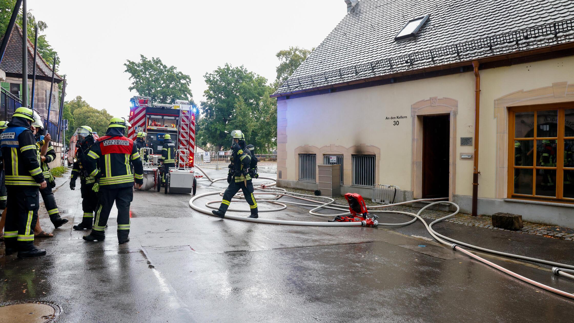 Erlangen, 16.08.2026, tha: Brand im Altstädter Sch