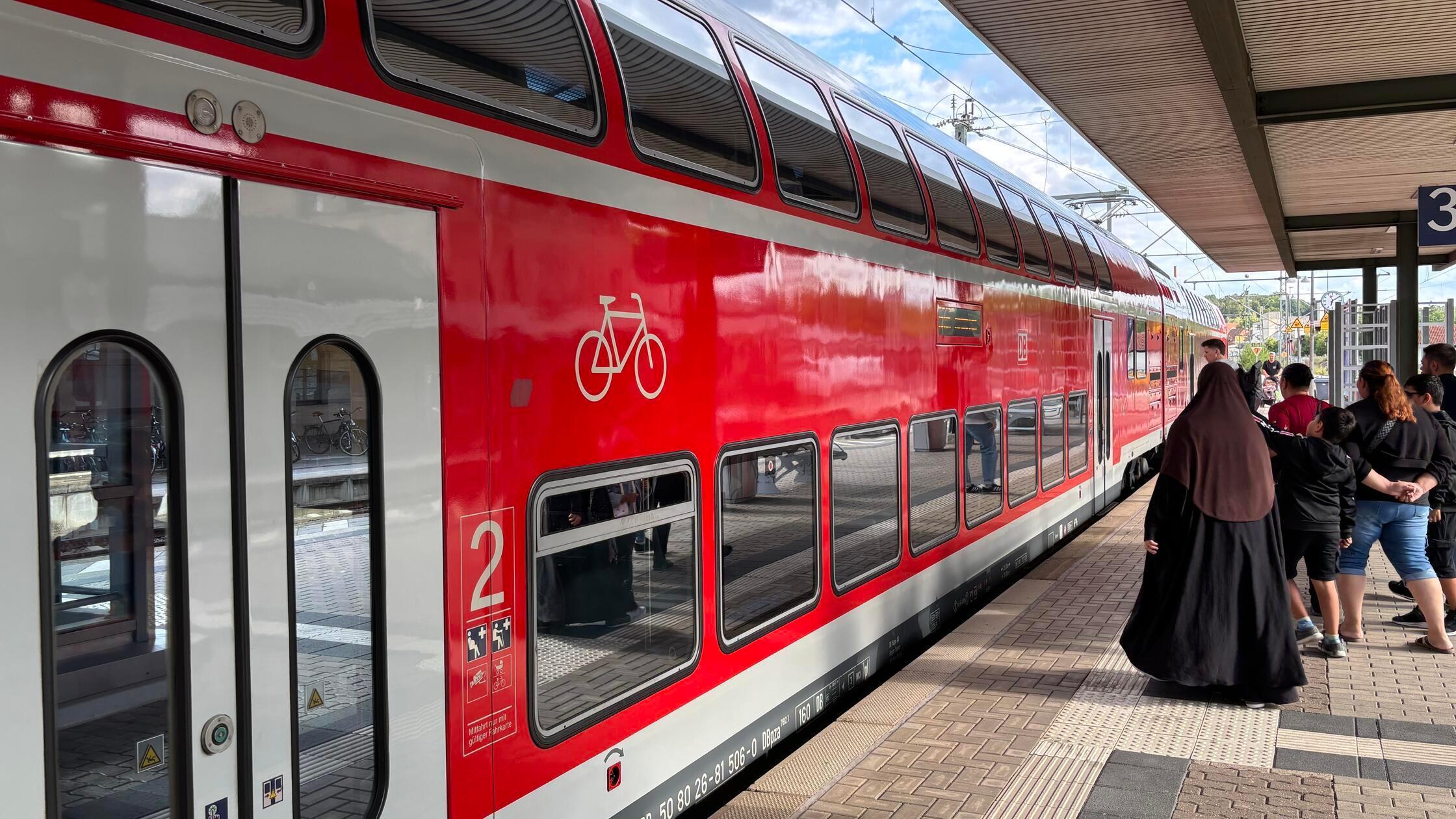 Regionalexpress am Bahnhof
