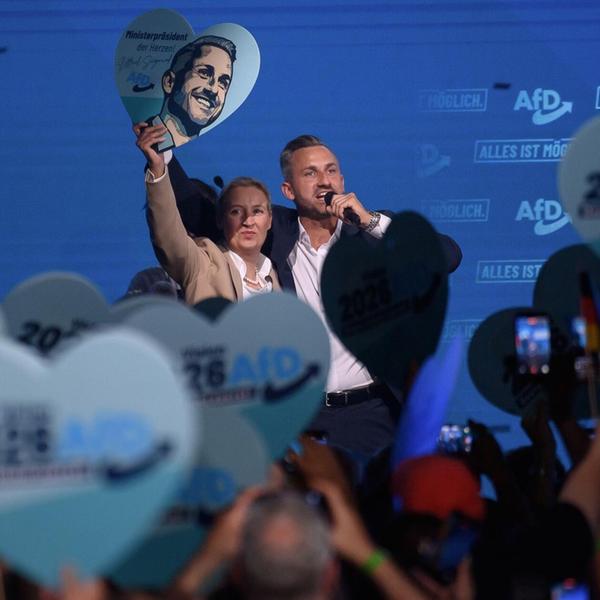 Alice Weidel (l), Bundesvorsitzende der AfD, und U