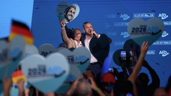 Alice Weidel (l), Bundesvorsitzende der AfD, und U