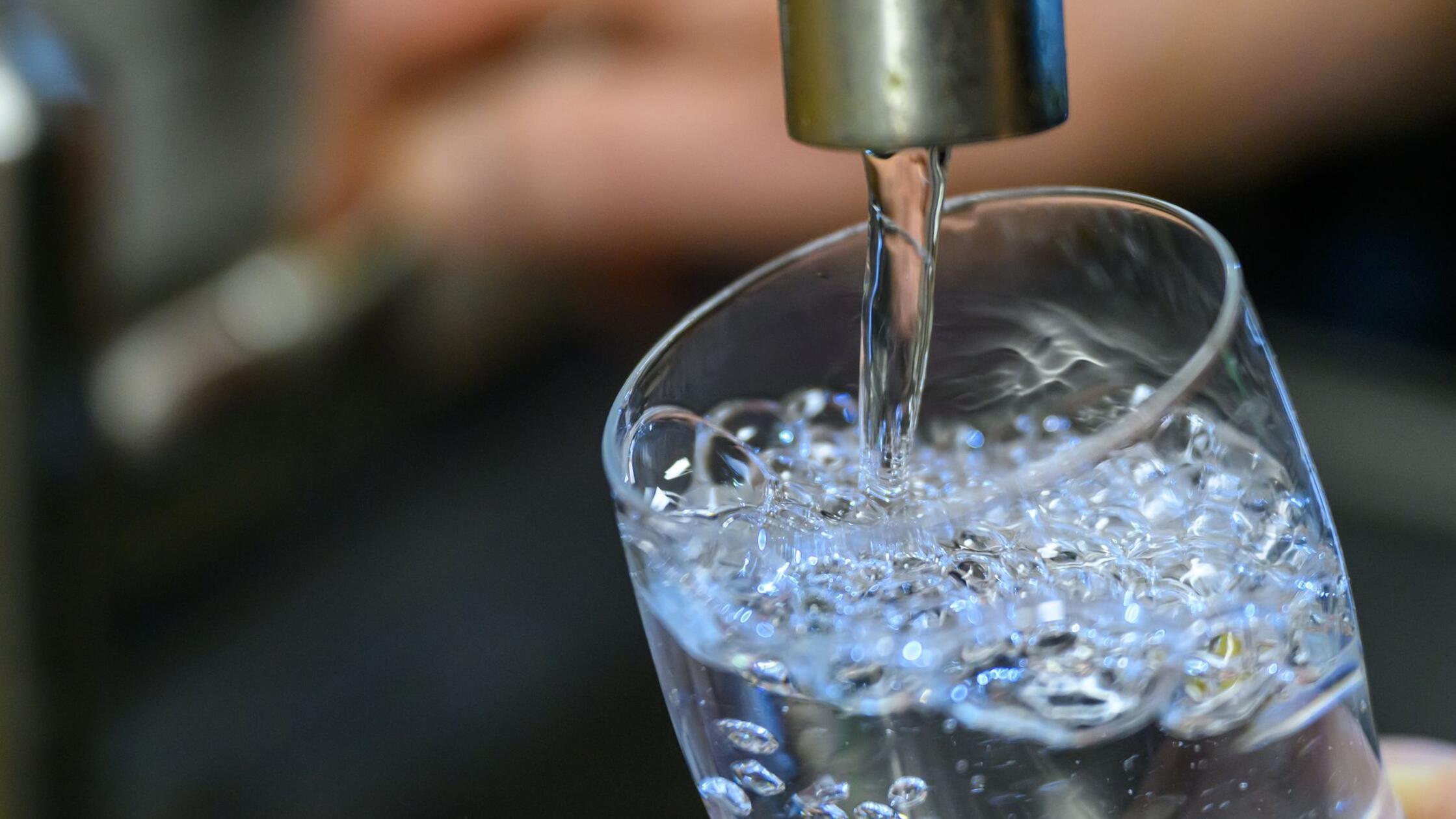 Trinkwasser läuft in einer Küche in Chemnitz in ei