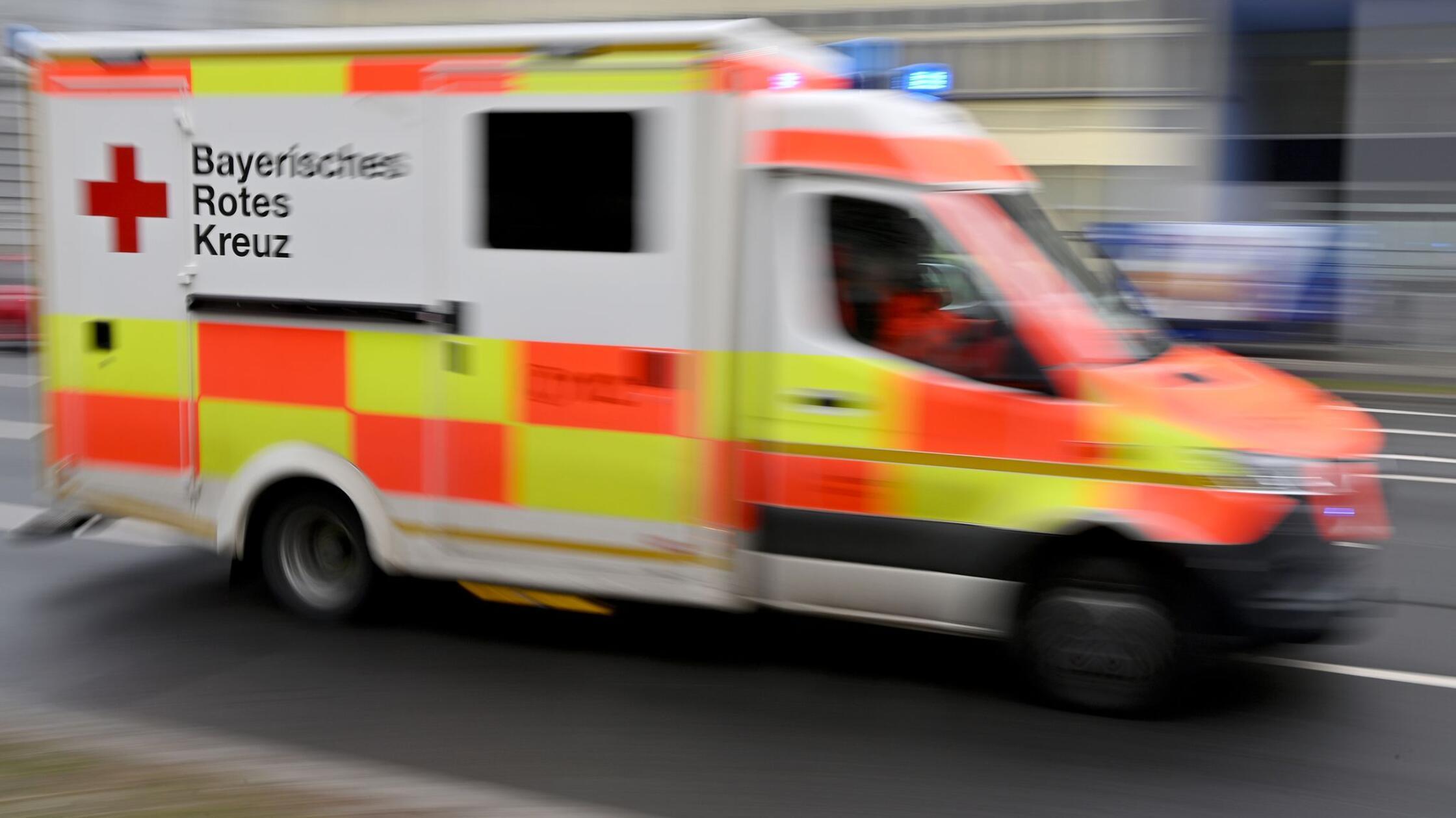 Ein Krankenwagen des Bayerischen Roten Kreuzes (BR