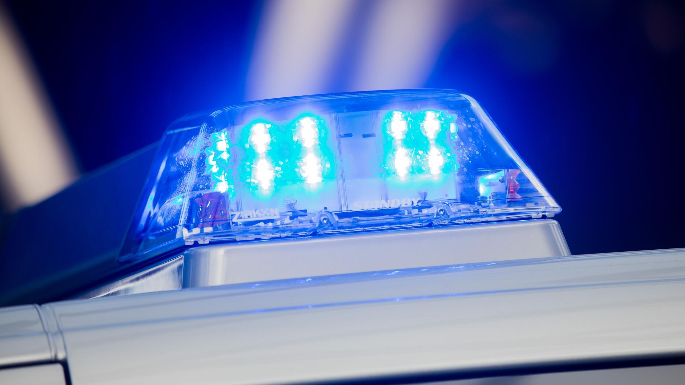 Ein Blaulicht leuchtet auf dem Streifenwagen der P