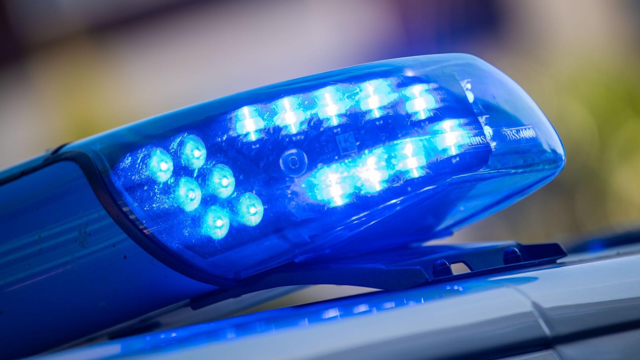 Ein Blaulicht ist auf dem Dach eines Polizeifahrze
