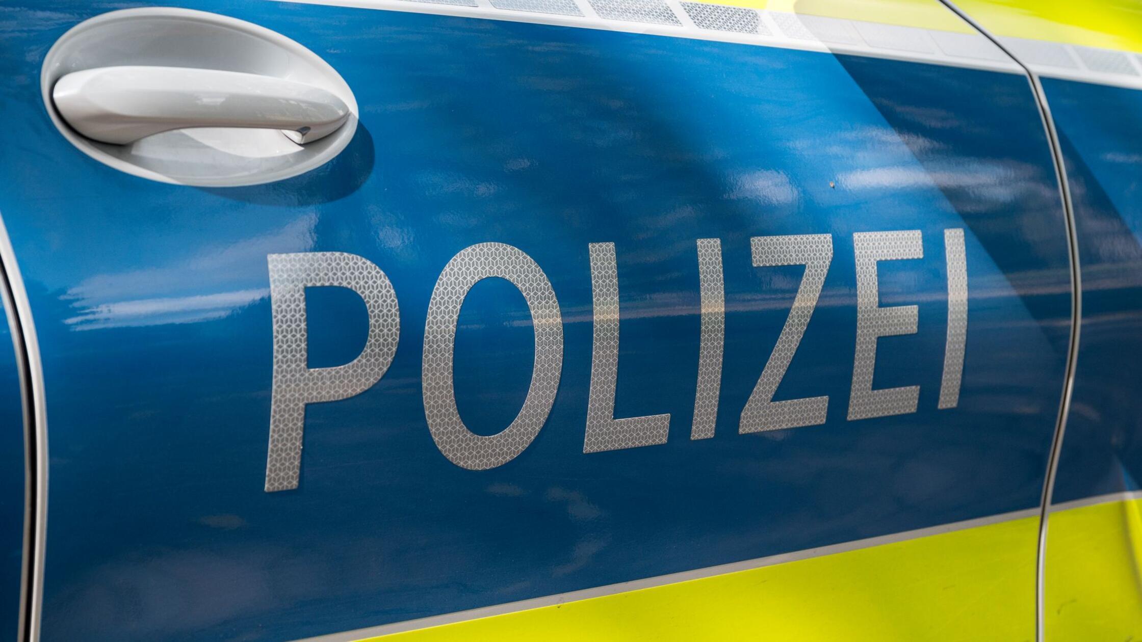 Auf einem Einsatzwagen ist der Schriftzug «Polizei