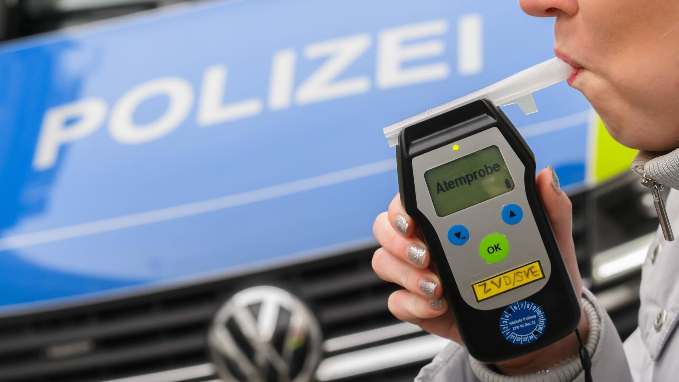 Lastwagen fährt Schlangenlinien auf Autobahn