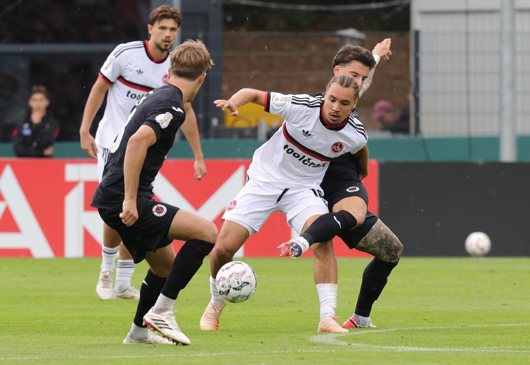 Die Anfangsphase im Sportpark Höhenberg gehörte den Hausherren. Otto blockte einen Versuch der Viktoria in höchster Not. Kurz darauf rauschte die Kugel nach einer Ecke knapp am Club-Gehäuse vorbei.