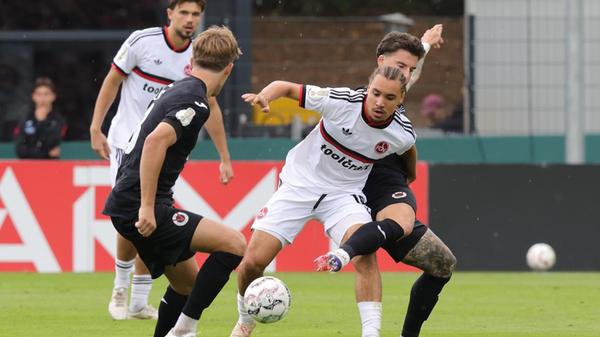 Die Anfangsphase im Sportpark Höhenberg gehörte den Hausherren. Otto blockte einen Versuch der Viktoria in höchster Not. Kurz darauf rauschte die Kugel nach einer Ecke knapp am Club-Gehäuse vorbei.