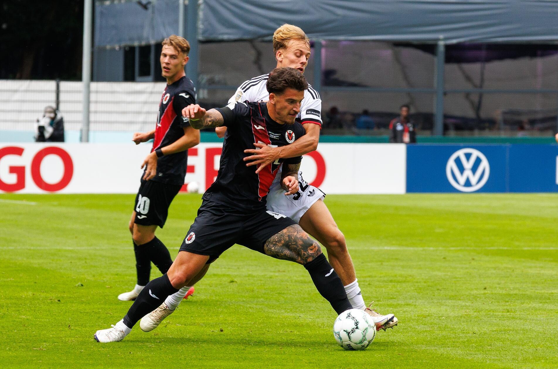 Der FCN mühte sich allmählich in die Partie. Fernández sah nach Foul an Tonye die Gelbe Karte, ehe Justvan aus der Distanz den ersten Warnschuss abfeuerte.
