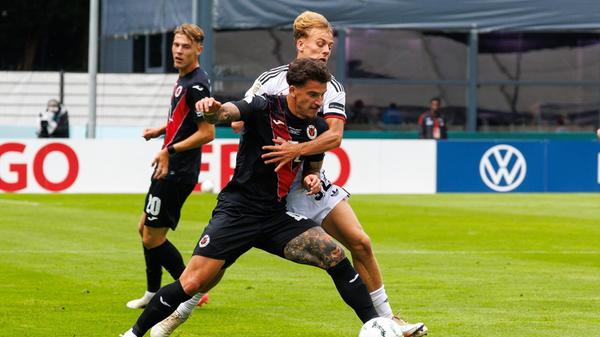 Der FCN mühte sich allmählich in die Partie. Fernández sah nach Foul an Tonye die Gelbe Karte, ehe Justvan aus der Distanz den ersten Warnschuss abfeuerte.