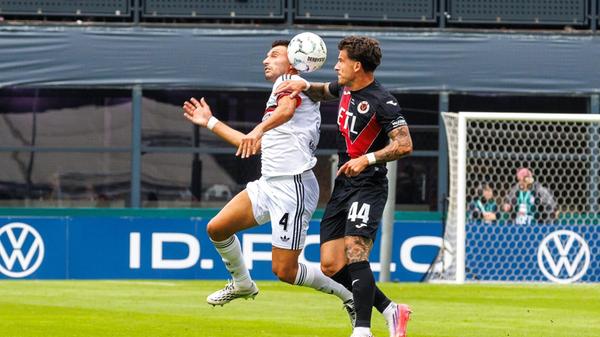 Vieles beim Club blieb daher Stückwerk. Nachdem Reichert gegen Kloss und den ehemaligen Nürnberger Duman retten musste, waren die Franken mit dem 0:0 zur Pause noch gut bedient.