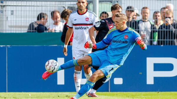Der Kasten von Kapitän Reichert schien für die Gastgeber allerdings wie vernagelt. Erst setzte FCN-Leihgabe Maboulou das Spielgerät neben das Tor. Wenige Minuten danach war Verteidiger Sponsel auf und davon - und schoss freistehend vorbei.