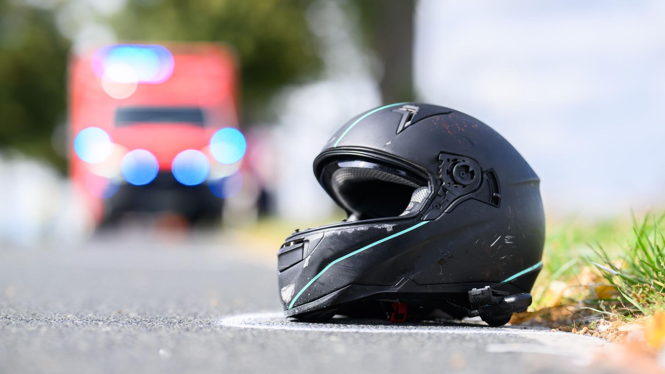 Der Helm eines Motorradfahrers liegt nach einem Un