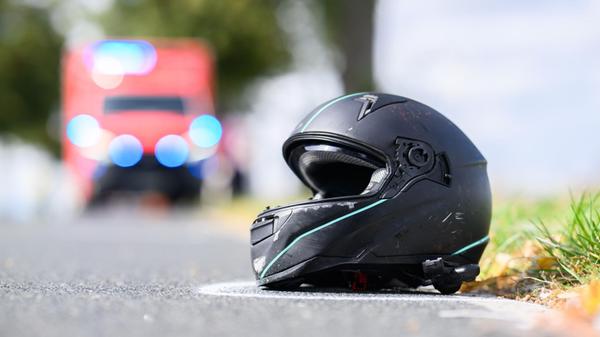 Der Helm eines Motorradfahrers liegt nach einem Un