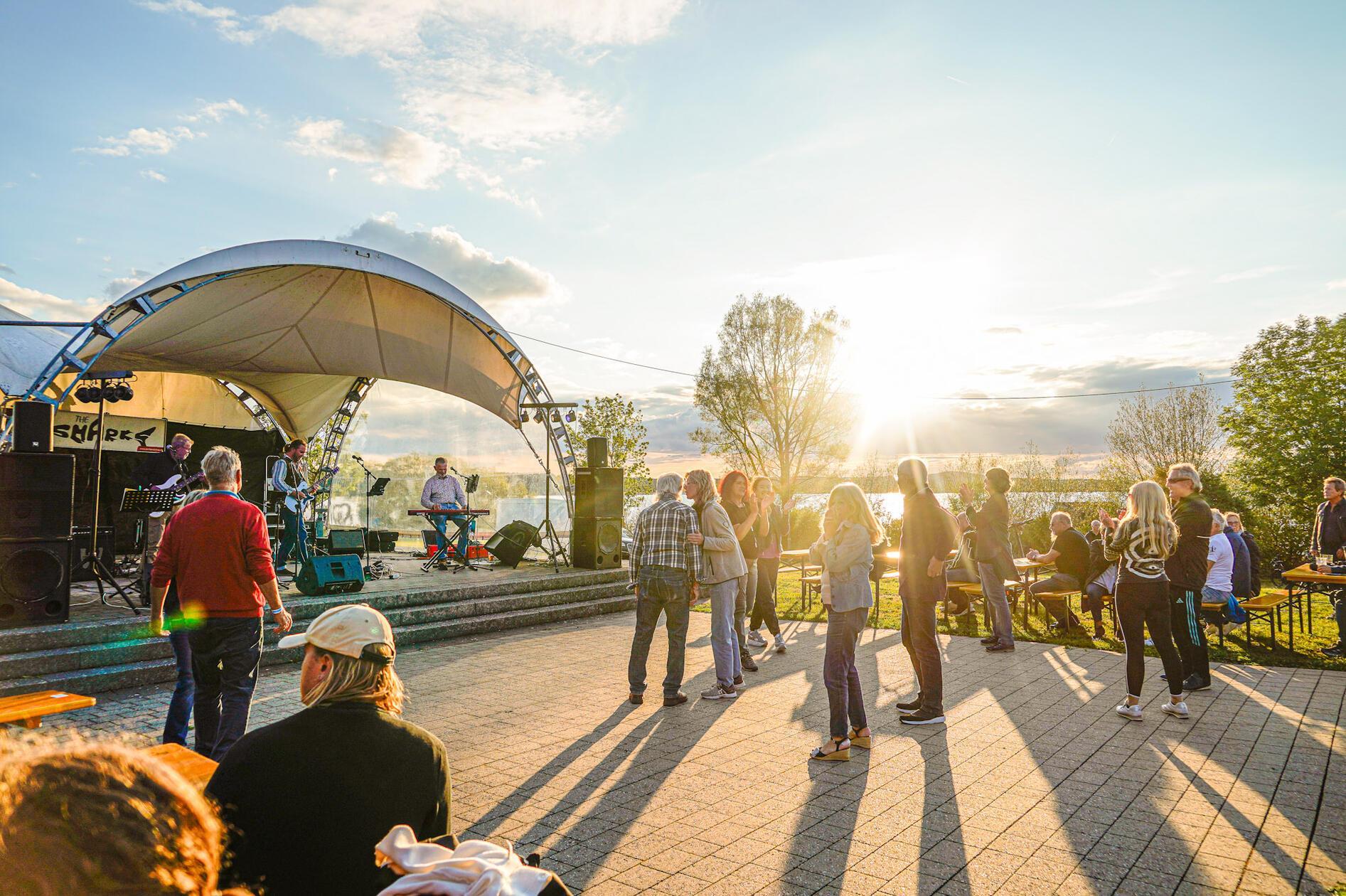 An unterschiedlichen Locations rund um den Altmühlsee kamen musikbegeisterte Wasserfreunde auf ihre Kosten: Beim Altmühlsee-Festival am Samstag, 22. August, wurde ab 19 Uhr wieder festivalmäßig gerockt, getanzt und gesungen.
