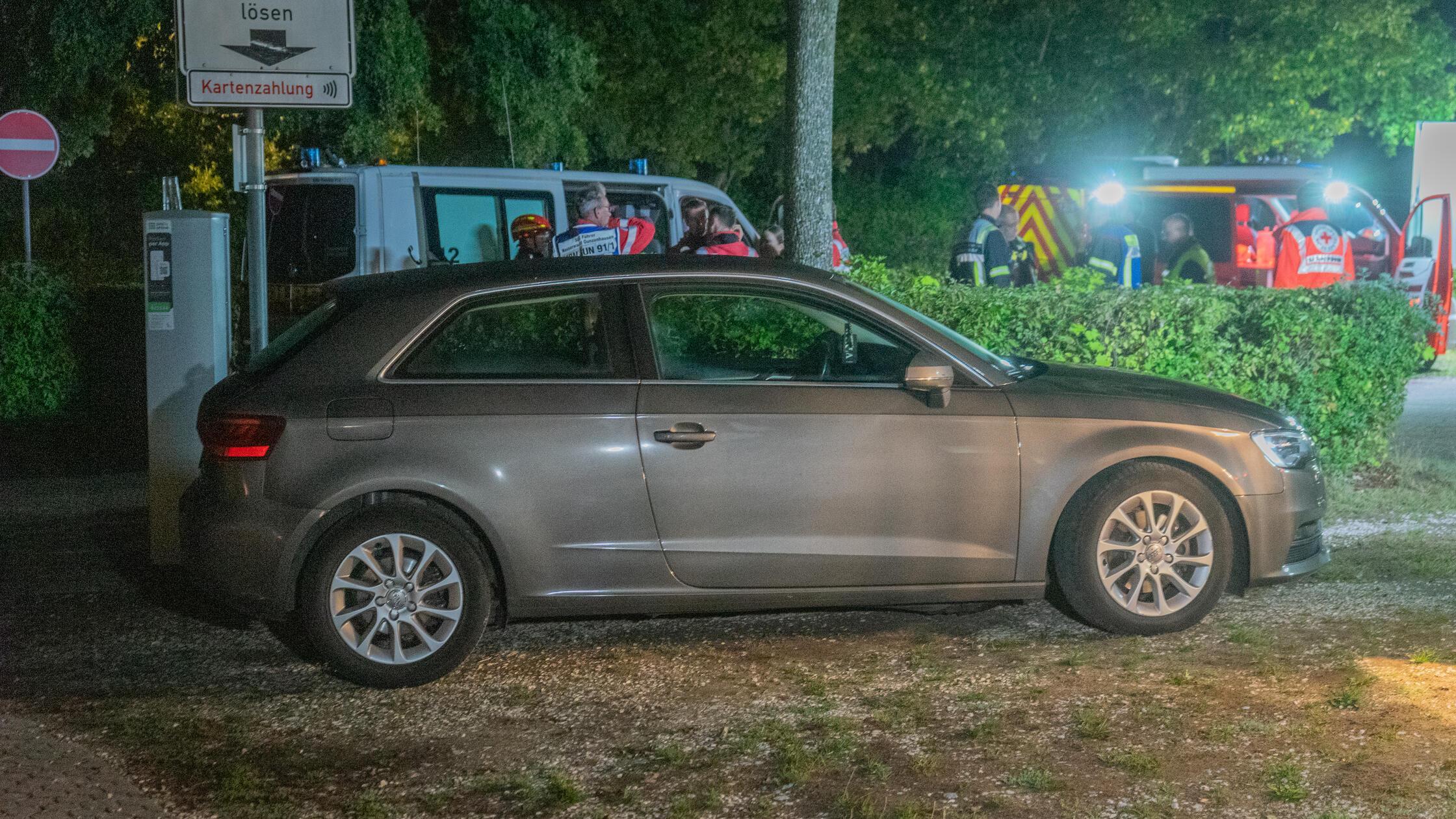 Einer Streifenwagenbesatzung war ein grauer Audi aufgefallen. Um das Fahrzeug zu kontrollieren, wendeten die Beamten und folgten dem Wagen. Der Fahrer bog kurz darauf auf einen Parkplatz am See ab, so berichtet es die Agentur "News5". 