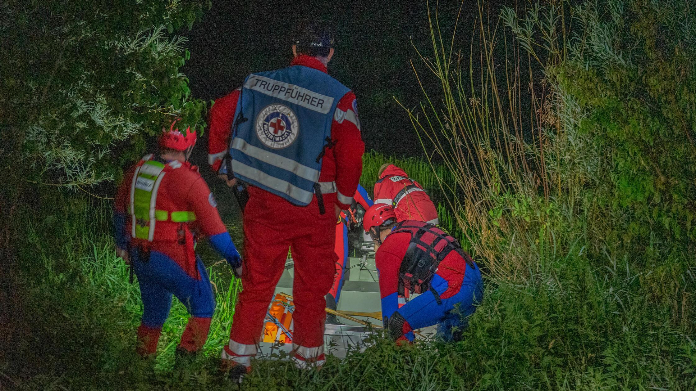 Als die Polizisten an das Auto herantraten, soll der Mann unvermittelt zu Fuß geflüchtet sein. Dabei sprang er wohl in den Zulauf des Altmühlsees und schwamm davon. Die Beamten verloren ihn im Wasser aus den Augen.