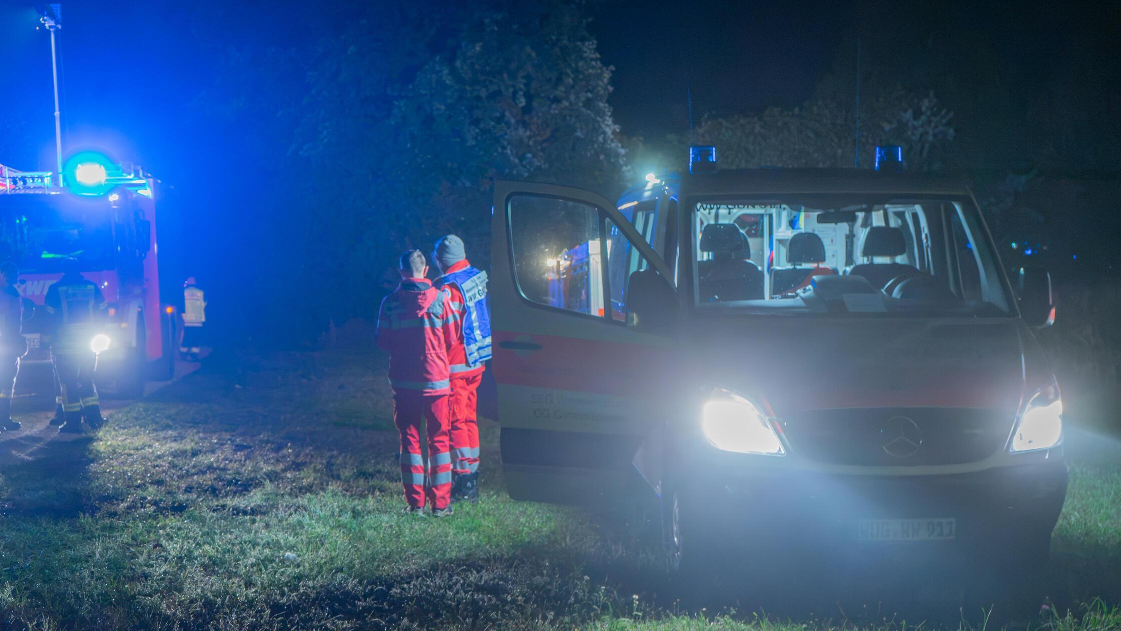 Daraufhin starteten Feuerwehr, Wasserwacht und Polizei eine großangelegte Suchaktion. Rund 60 Einsatzkräfte durchsuchten das Gebiet mit Booten, Drohnen und einem Hubschrauber. Gegen 4 Uhr morgens mussten die Einsatzkräfte die Suche am Gewässer jedoch ergebnislos abbrechen.