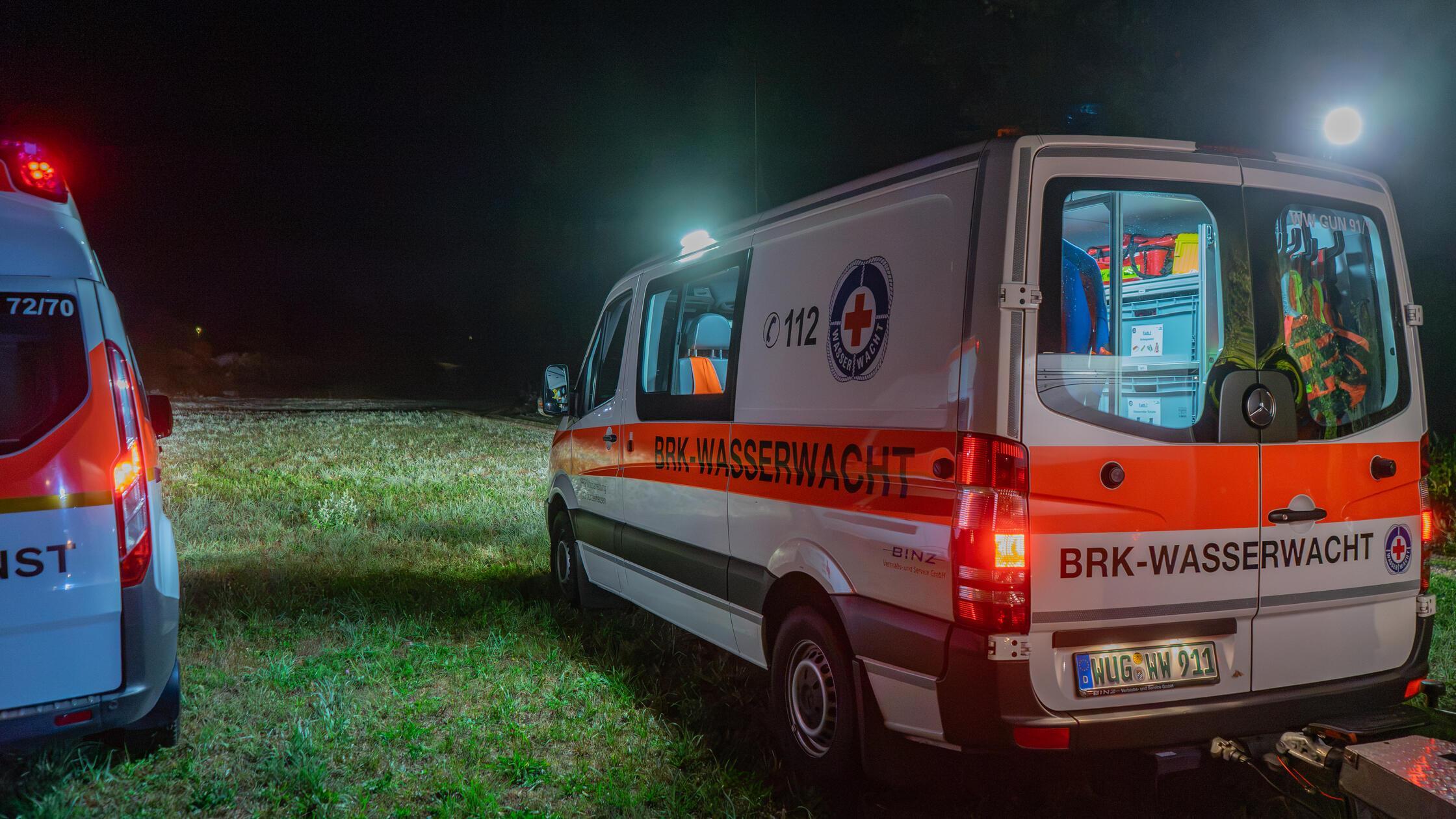 Auch an der Wohnanschrift des Mannes in Gunzenhausen trafen die Einsatzkräfte ihn in der Nacht nicht an. Die Hintergründe seiner plötzlichen Flucht sind bislang unklar und Gegenstand der weiteren Ermittlungen.