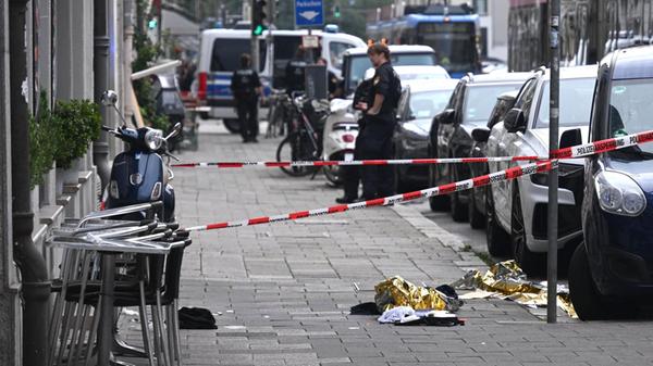 Rettungsdecken liegen neben Absperrband der Polize