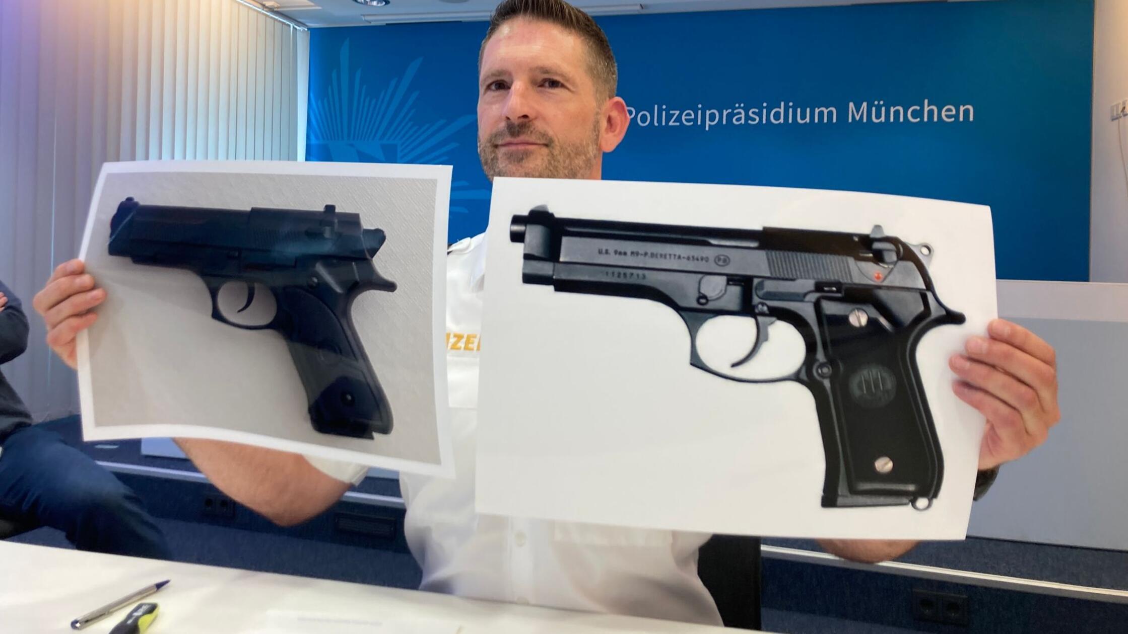 Polizei-Pressesprecher Thomas Schelshorn zeigt die