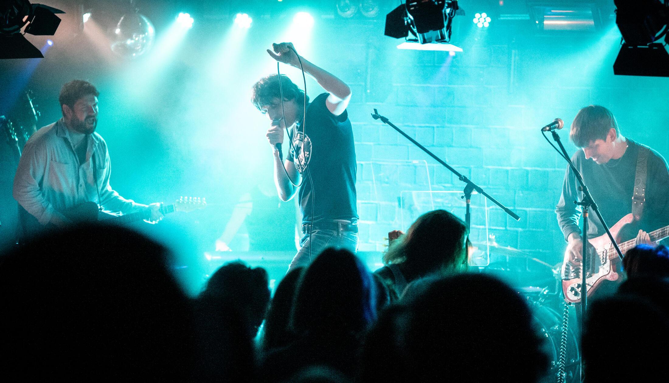Die Band "Young Rebel Set" auf der kleinen Guckkas