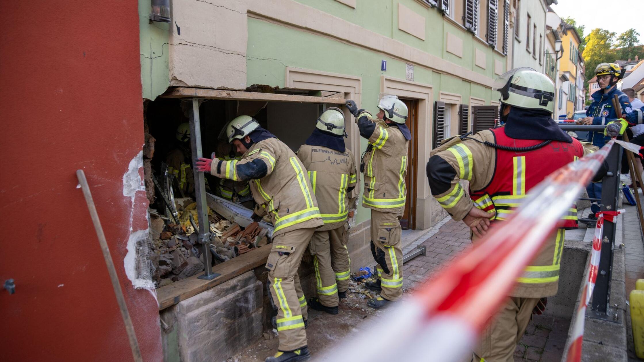 Einsatzkräfte von Feuerwehr und THW sichern eine H