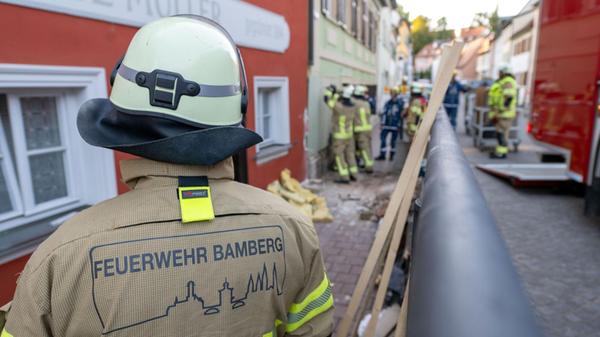 Einsatzkräfte von Feuerwehr und THW sichern eine H