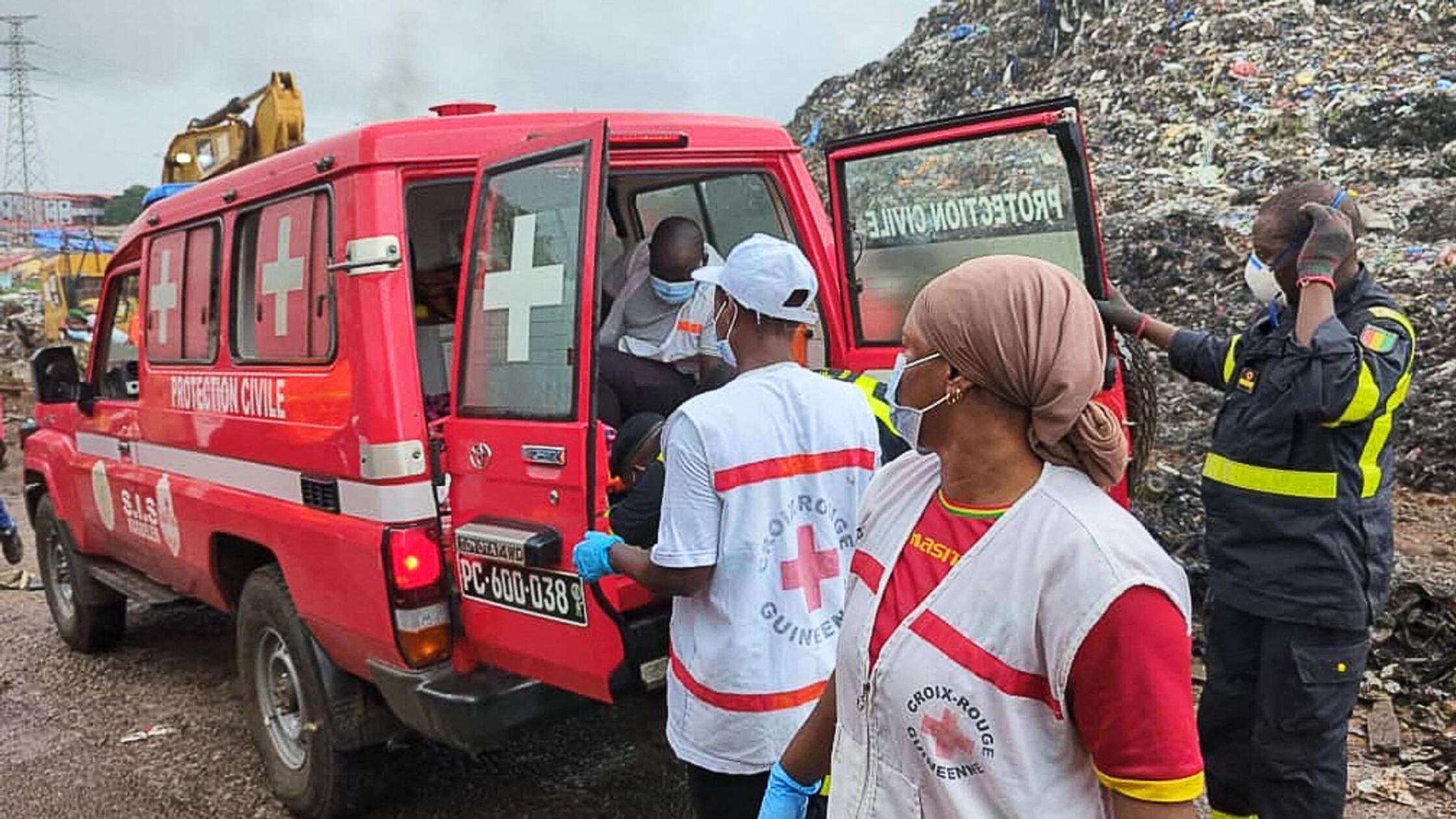 Rettungskräfte sind im Einsatz, um Opfer nach eine