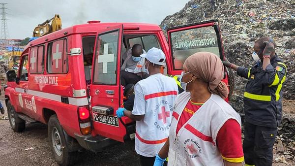 Rettungskräfte sind im Einsatz, um Opfer nach eine