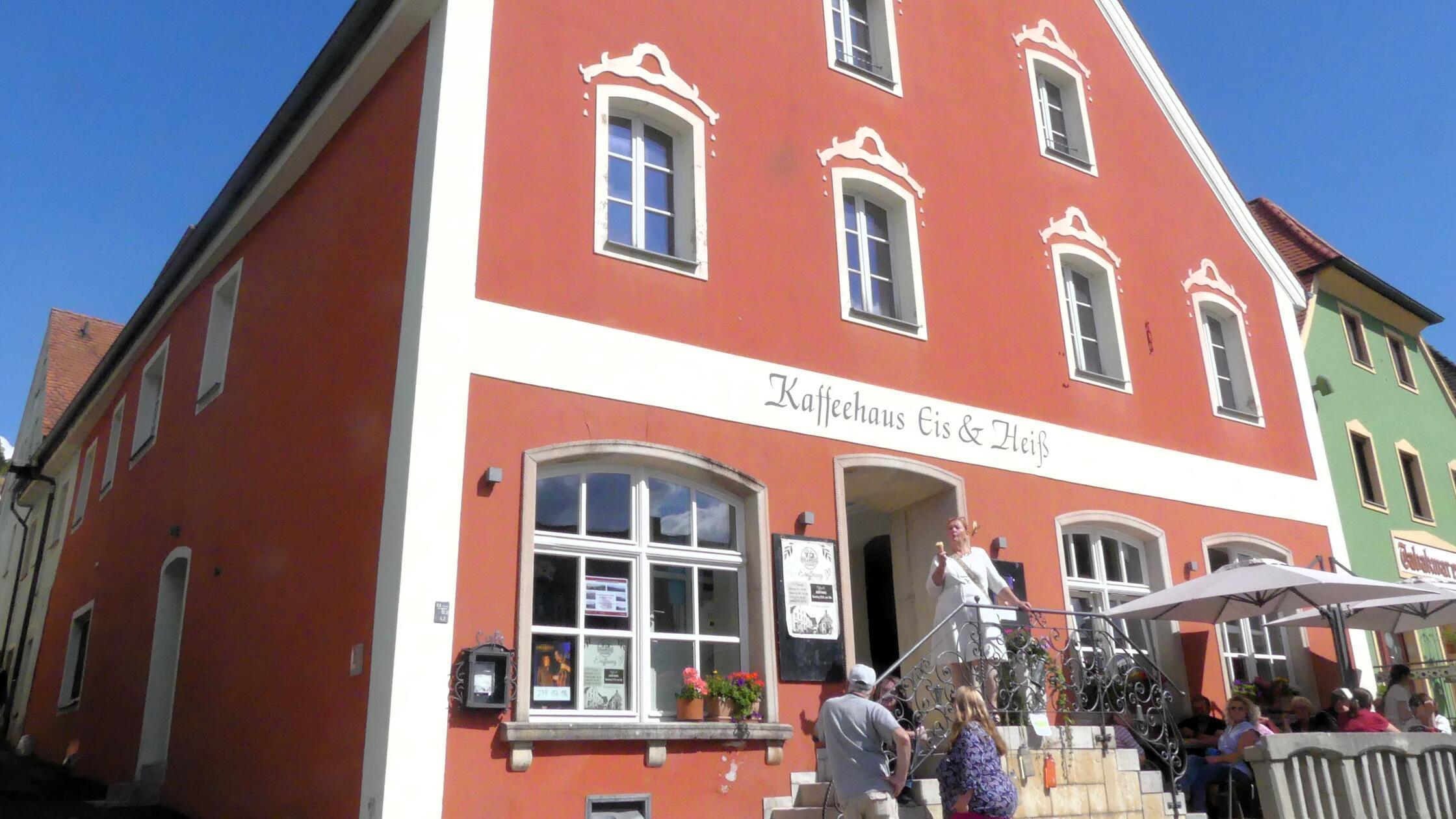 Das Café Eis und Heiß befindet sich in einem Gebäu