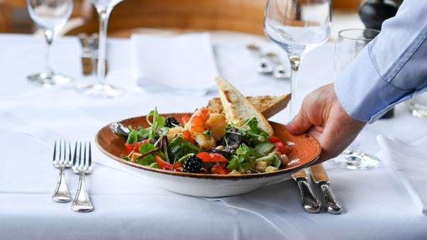 Ein Salat-Teller wird in einem Restaurant serviert