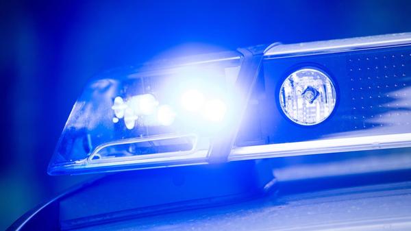 Ein Blaulicht leuchtet an einer Polizeistreife. (z