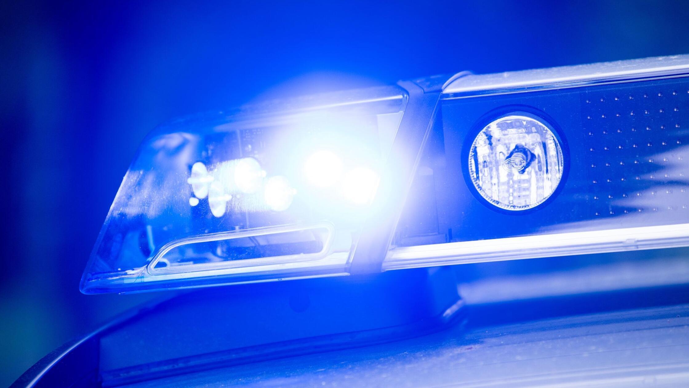 Ein Blaulicht leuchtet an einer Polizeistreife. (z