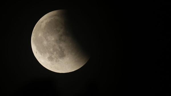Der Vollmond während einer Mondfinsternis. (zu dpa