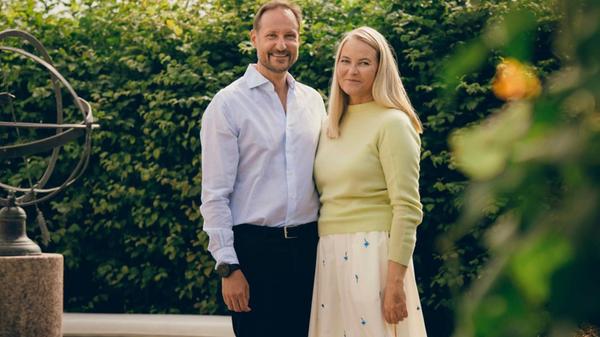 Das norwegische Kronprinzenpaar Haakon (l) und Met