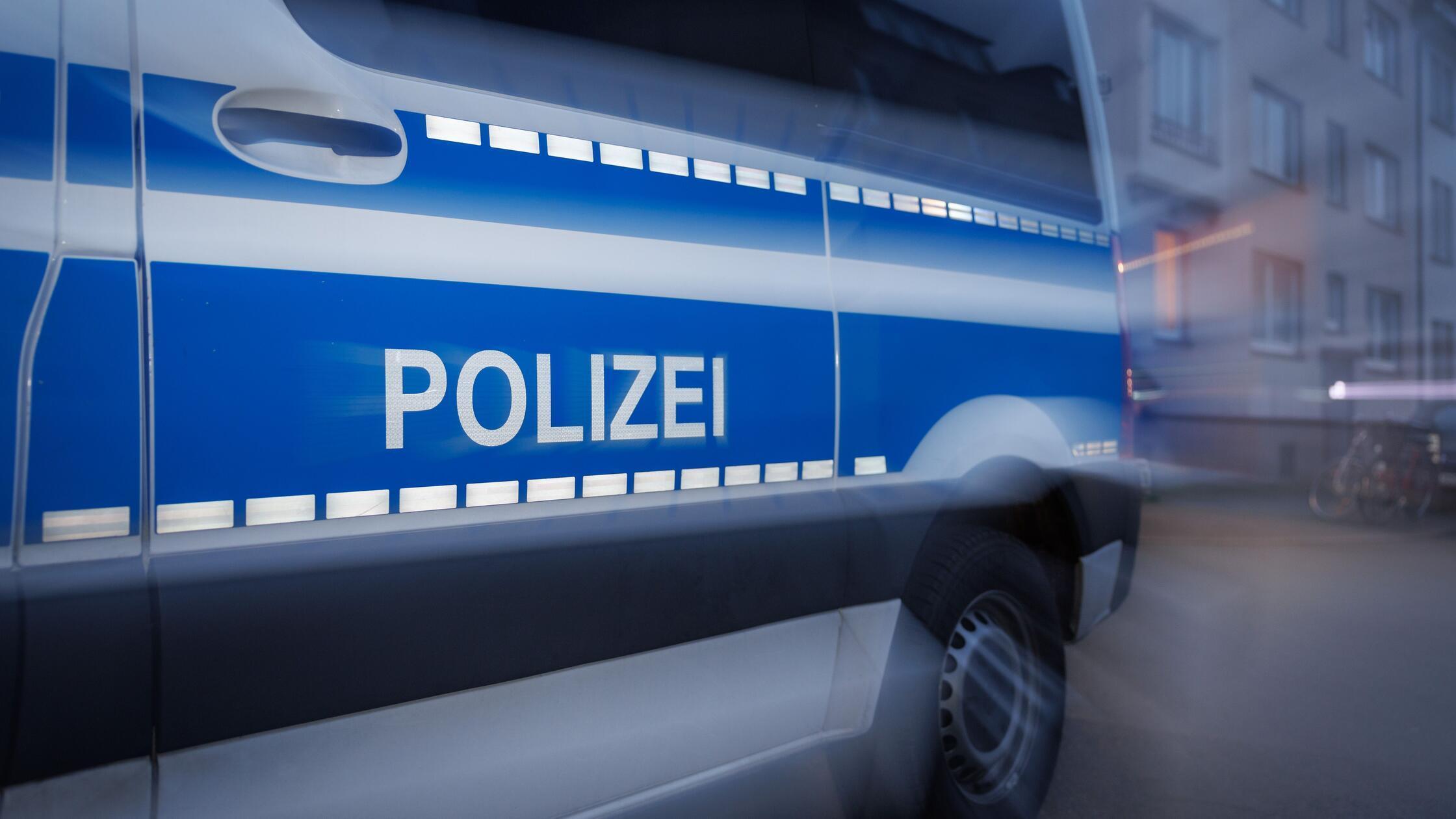 Ein Fahrzeug der Polizei steht auf einer Straße. (