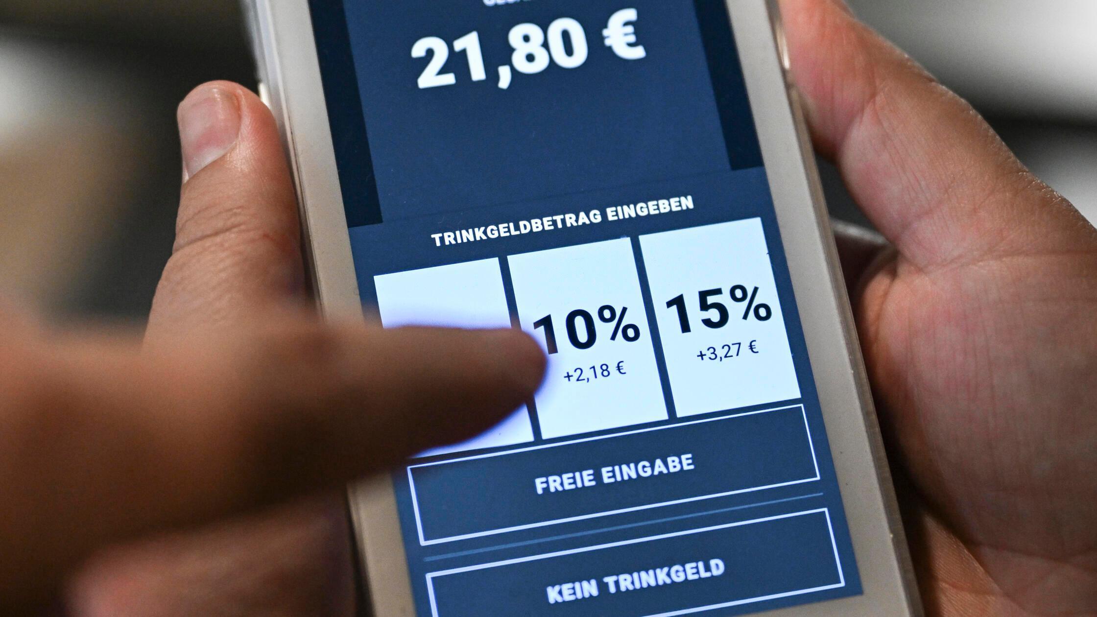 Paying tips with a click using a card: What a relief!