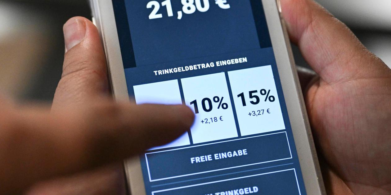 Paying tips with a click using a card: What a relief!