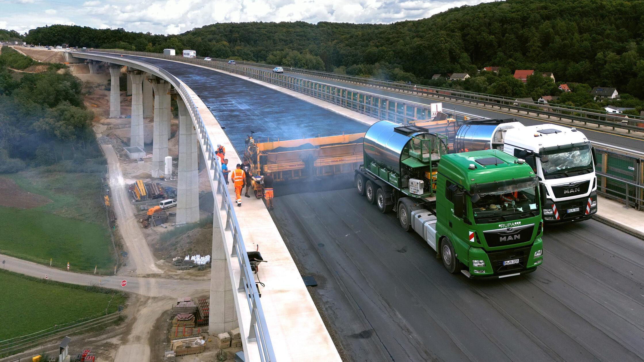 unterrieden-talbrucke-teer-lkw-schicht-baustelle -