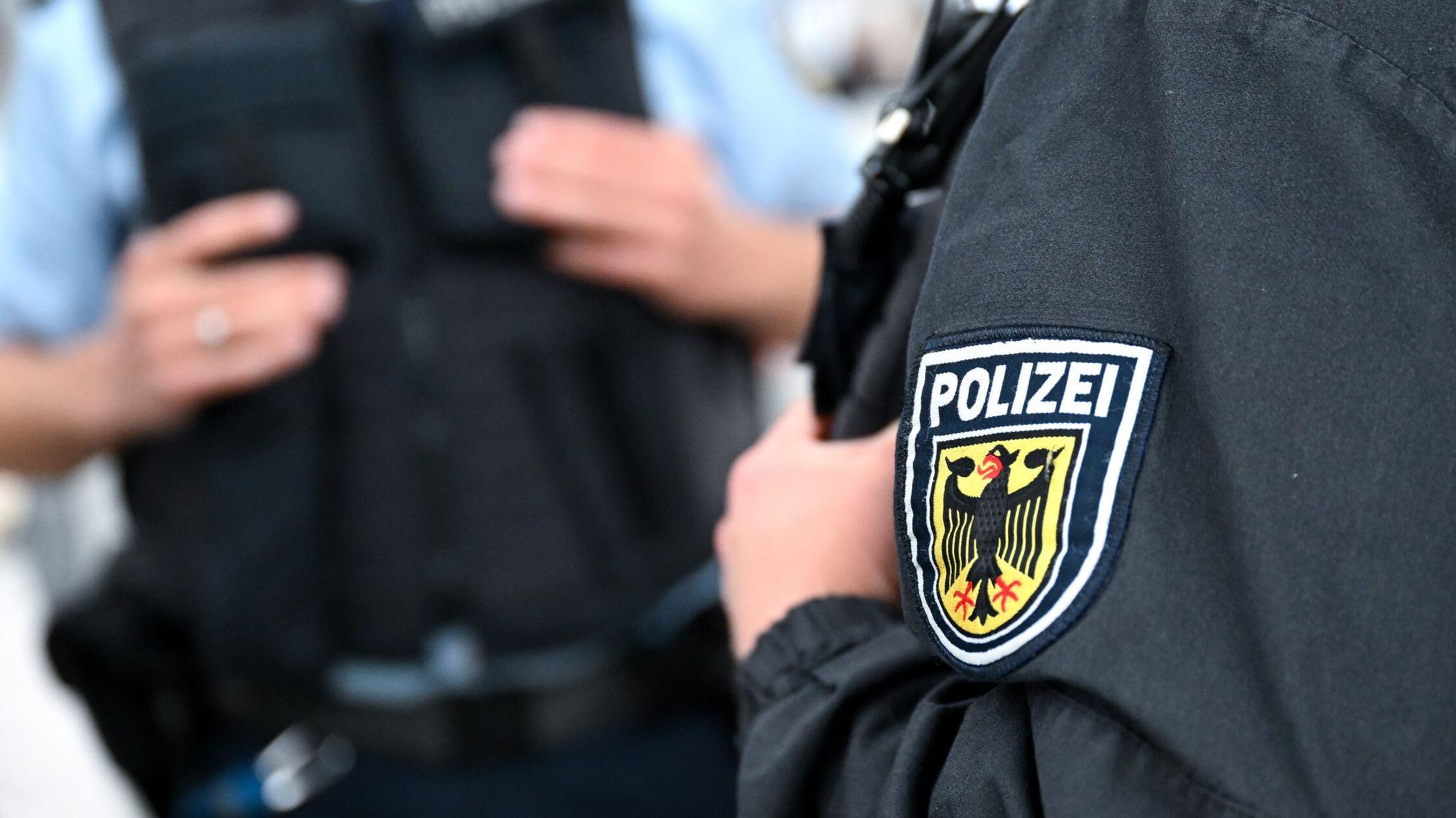 Bundespolizisten stehen am Hauptbahnhof an einem B