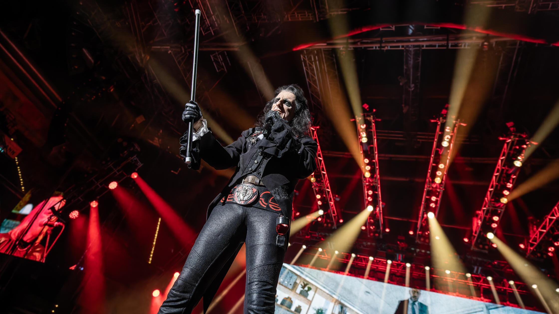 Es ist wohl ein Konzert der Extra-Klasse: Denn neben dem Auftritt in der Arena Nürnberg gastieren die Hollywood Vampire nur in zwei weiteren deutschen Städten: in Köln und in Hamburg. 