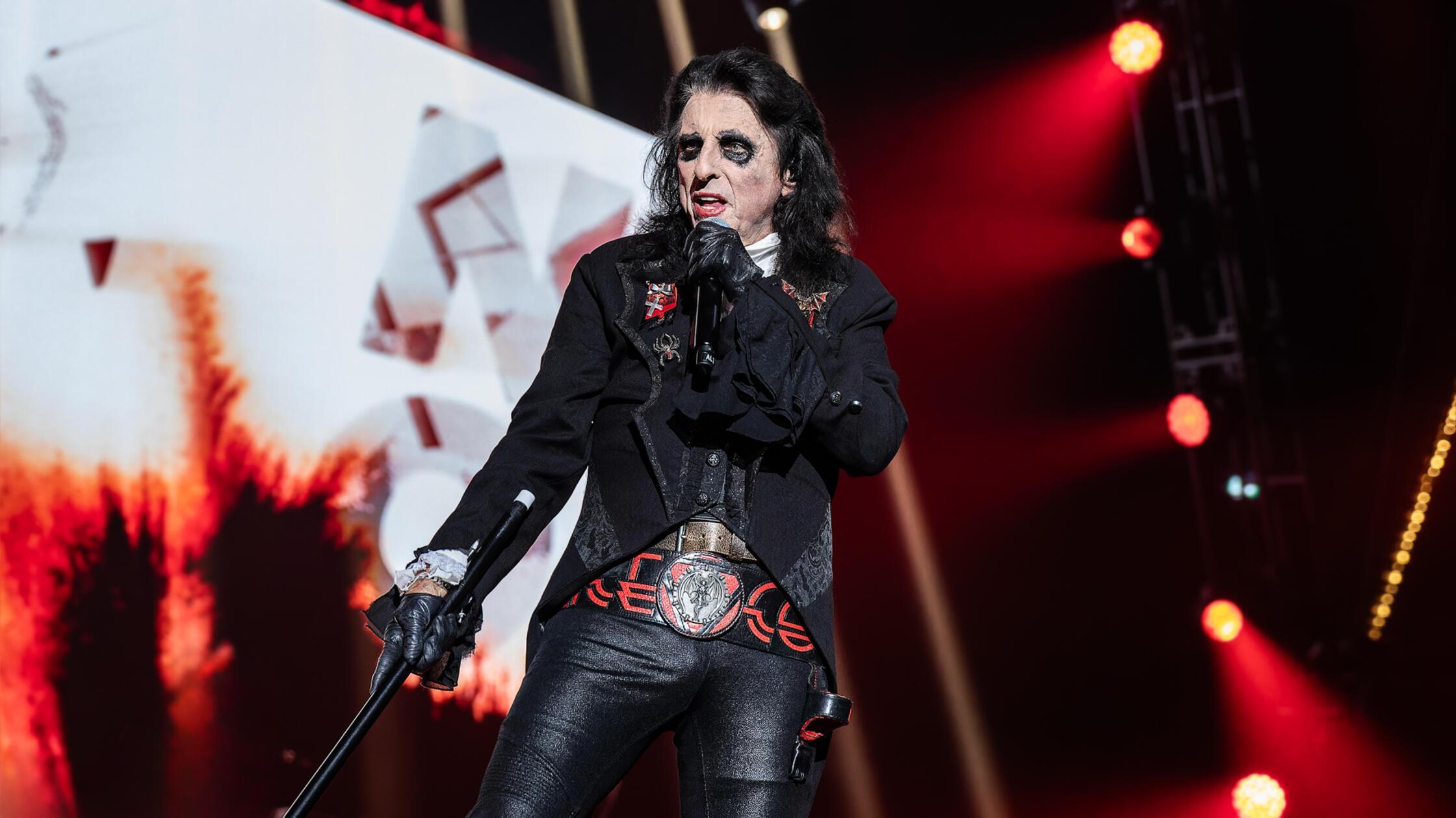Co-Gründer Alice Cooper bezeichnete sich einst als "Albtraum der Hippies" oder deren Antithese:  Statt Love and Peace brachten er und seine Band Horror, Make-up, Theaterblut und verstörende Requisiten auf die Bühne und persiflierten damit den naiven Optimismus der späten 68er-Ära