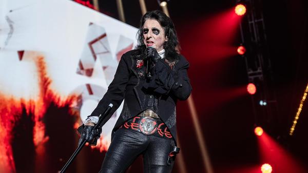 Co-Gründer Alice Cooper bezeichnete sich einst als "Albtraum der Hippies" oder deren Antithese: Statt Love and Peace brachten er und seine Band Horror, Make-up, Theaterblut und verstörende Requisiten auf die Bühne und persiflierten damit den naiven Optimismus der späten 68er-Ära