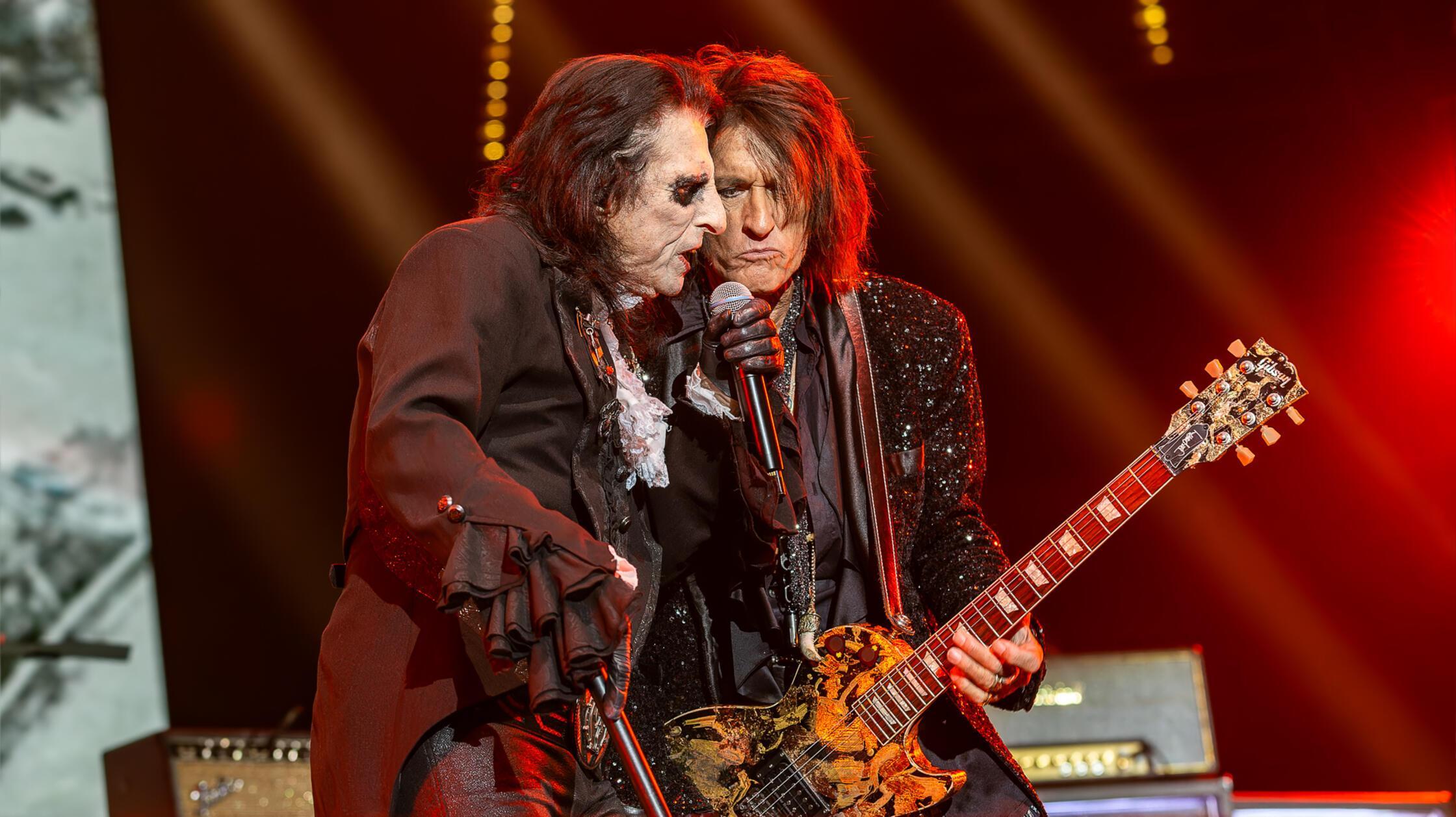 Alice Cooper startete die Band mit Johnny Depp und Joe Perry offiziell im Jahr 2012: Bereits in den 70ern sammelte Cooper unter dem Namen "Hollywood Vampires" trinkfeste Musikerkollegen um sich, um sich gegenseitig unter den Tisch zu trinken. 