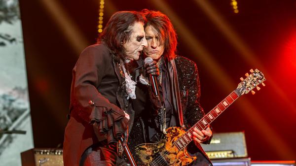 Alice Cooper startete die Band mit Johnny Depp und Joe Perry offiziell im Jahr 2012: Bereits in den 70ern sammelte Cooper unter dem Namen "Hollywood Vampires" trinkfeste Musikerkollegen um sich, um sich gegenseitig unter den Tisch zu trinken.